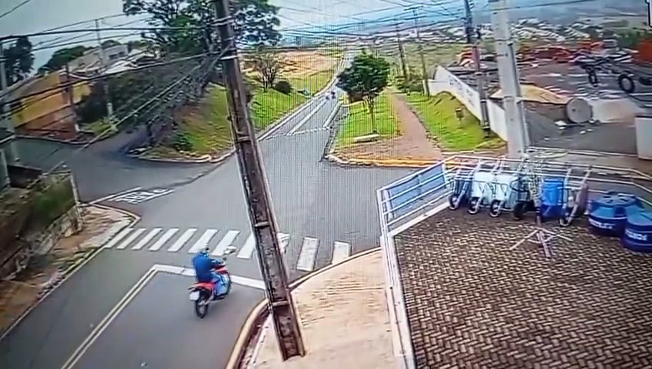 Ladrões de moto são filmados em Cambira fugindo para Apucarana