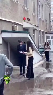 kapşonlu adamın polis arabasına olan hayranlığı