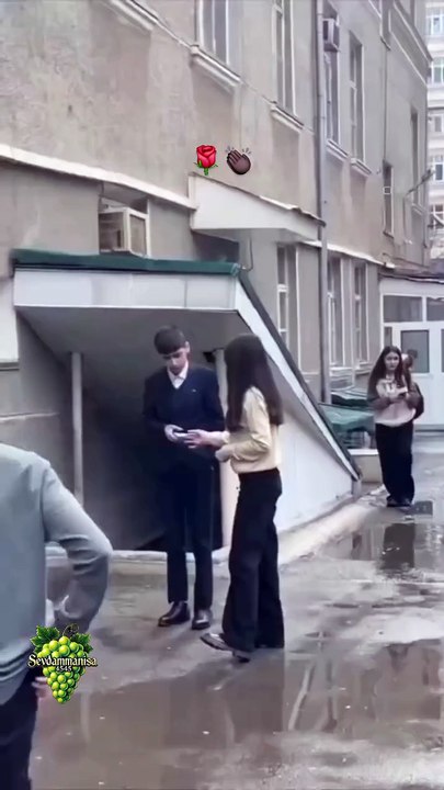 kapşonlu adamın polis arabasına olan hayranlığı