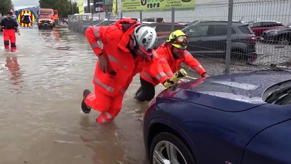 Spain firefighters remove car from floodwater