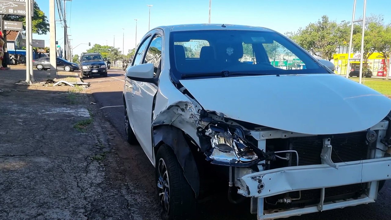 Etios e HB20 se envolvem em colisão traseira na Avenida Tancredo Neves