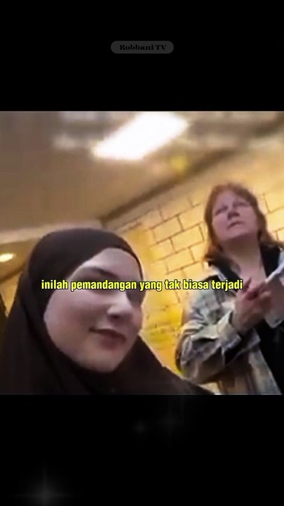 Momen Haru Sang Anak Mengajak Ibunya Ke Dalam Masjid