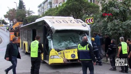 Üsküdar’da İETT otobüsü kaza yaptı