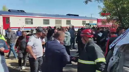 Yolcu treni, öğrenci servisini biçti: Çok sayıda yaralı var