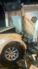 Motorista perde controle de carro e se choca contra muro