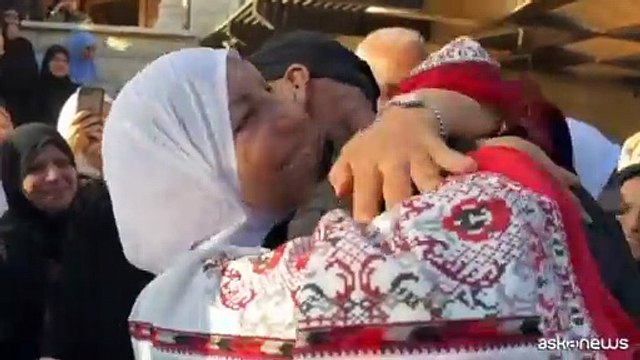 I palestinesi liberati abbracciano le loro famiglie a Jenin