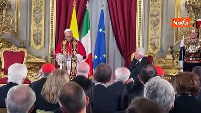 Applauso e standing ovation per il Papa al Quirinale, poi la stretta di mano con Mattarella