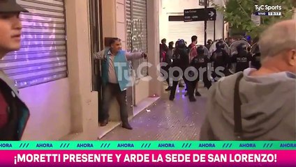 Así corrió Moretti para subirse al patrullero y escapar de la sede de San Lorenzo