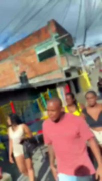 Vídeo mostra mulher agredida por PM em festa do Dia das Crianças em Salvador jogando lata nos policiais antes da agressão