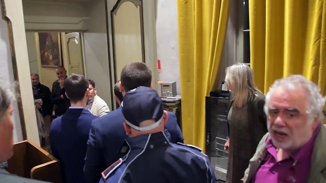 Pavia, la bagarre in Consiglio comunale dopo la discussione sul trasferimento delle famiglie Sinti