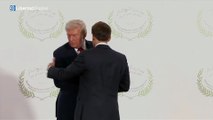 Macron intenta imponerse a Trump y termina en un forcejeo en plena cámara
