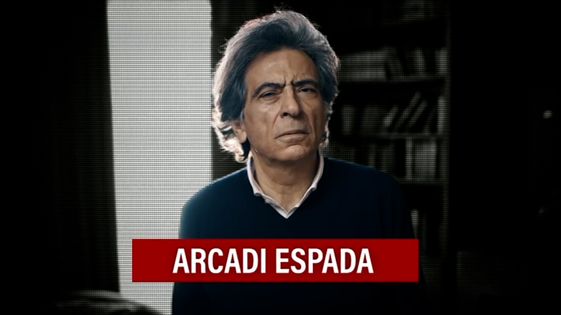 Arcadi Espada, periodista, ensayista y columnista en EL MUNDO, acudir� como invitado al programa &lsquo;En Primicia&rsquo;, presentado por Lara Sisca y emitido en La 2 de TVE. La p�gina web de la televisi�n p�blica destaca su "defensa de la verdad" y su empe�o en cuestionar los discursos dominantes, incluso cuando ello le ha generado controversias.

El espacio de entrevistas de La 2 de RTVE, que regres� la semana pasada con una conversaci�n con Arturo P�rez-Reverte, firm� la segunda entrega m�s vista de su historia, consolidando su regreso con una notable acogida de audiencia.

Arcadi Espada es una de las figuras m�s influyentes del periodismo espa�ol de las �ltimas cuatro d�cadas. Su trayectoria se ha caracterizado por un rigor anal�tico y una defensa firme de la deontolog�a profesional, as� como por su cr�tica constante al nacionalismo, ciertos movimientos feministas y a lo que denomina "relatos impuestos".

Espada inici� su carrera en la Barcelona de la Transici�n, un periodo de intensa efervescencia cultural y medi�tica, colaborando con publicaciones como Cl�max y Mundo Diario. Posteriormente, fue subdirector del Diari de Barcelona, donde destac� por sus entrevistas a figuras como Salvador Dal� o Camar�n de la Isla.

En 1997 public� el ensayo Contra Catalunya, una obra que marc� el inicio de su enfrentamiento con el nacionalismo catal�n y que consolid� su perfil como intelectual cr�tico y provocador.