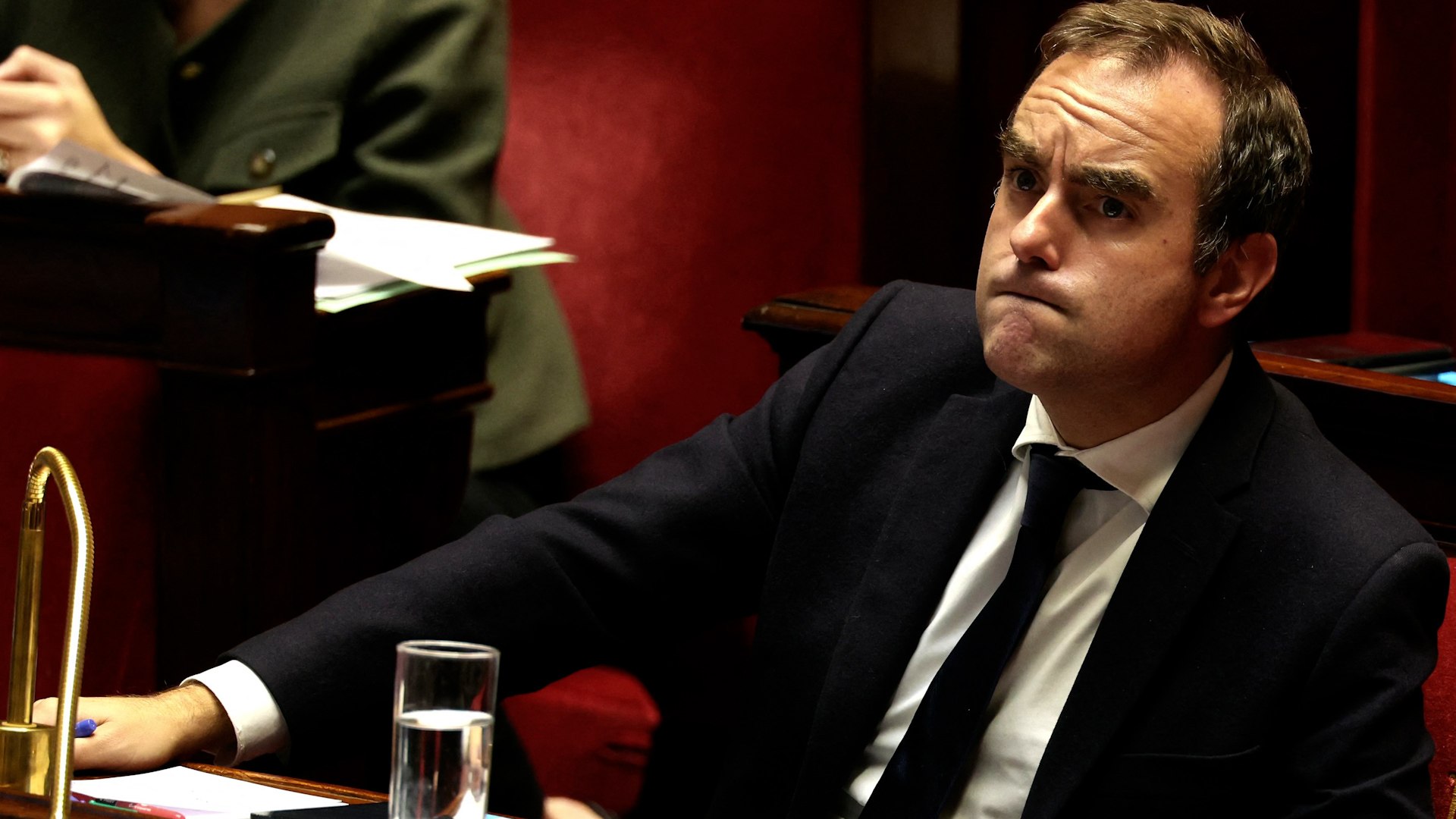 El primer ministro, S�bastien Lecornu, propuso este martes al Parlamento suspender la impopular reforma de las pensiones de 2023 hasta la pr�xima elecci�n presidencial, prevista en 2027, para superar la profunda crisis pol�tica que sacude Francia.