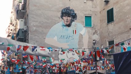 Requisadas camisas y recuerdos ilegales de Maradona en la zona de su mural en Nápoles