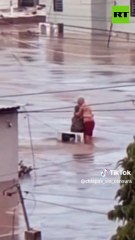 VIDEO: La imagen de dos ancianos abrazados sobre el techo de su casa conmueve a México