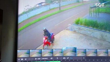 Homem invade loja e quebra vidro em plena luz do dia em Cascavel