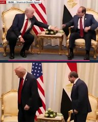 الرئيس السيسي طلع مبيفوتش حاجه 😂 كدا 1/1 يابو حنان 😂 الرئيس الأميركي ترامب يمد يده طويلاً قبل أن ينتبه له السيسي ويصافحه #قمة_شرم_الشيخ_للسلام #الرئيس_السيسي #ترامب #الرئيس_الأمريكي همد إيدي تعمل عبيط هتتردلك وقتي 😅 #الرئيس_المعلم