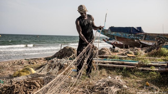 صراع على صيد الأسماك يتحول إلى أعمال عنف قبالة سواحل غامبيا
