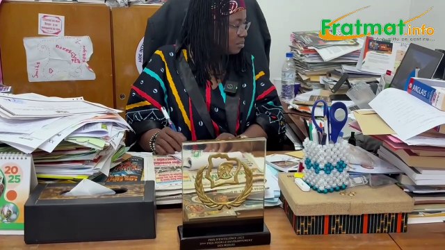 Média/ Remise de distinction aux 2e et 3e lauréats du Prix national d’excellence: Germaine Boni, rédactrice en chef de Fraternité Matin, reçoit son prix.