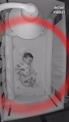 Ce grand frère apporte de l’affection à son petit frère dès la matinée