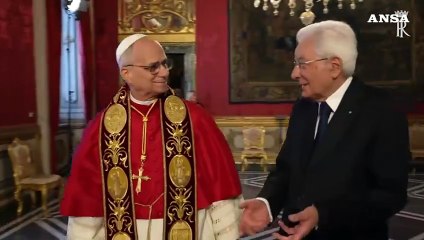 Mattarella accoglie il Papa al Quirinale, oltre mezz'ora di colloquio privato