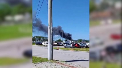 Vídeos mostram dimensão de incêndio em galpão de reciclagem na Grande Florianópolis