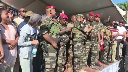 마다가스카르 대통령 탄핵...시위대 합류 군부 "정권 장악" / YTN