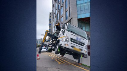 인천 갈산역사거리에서 고소작업차 기울어...작업자 2명 부상 / YTN