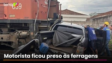 Caminhonete é arrastada por trem ao atravessar linha férrea no interior de SP