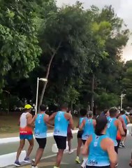 VÍDEO: Corredor amputado após acidente retorna às pistas em treino coletivo