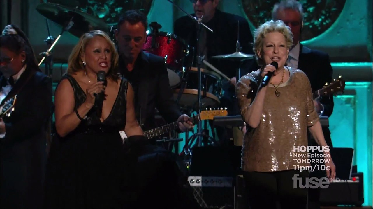 He's a Rebel (The Crystals cover) with Bette Midler & Bruce Springsteen - Darlene Love (live)