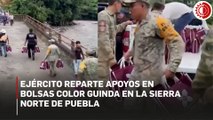 Ejército reparte apoyos en bolsas color guinda en la Sierra Norte de Puebla