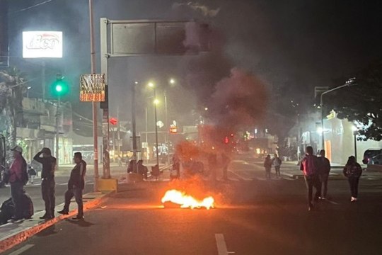 Maestros indígenas paralizan Oaxaca con bloqueos; exigen plazas y reconocimiento salarial