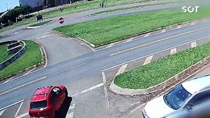 Câmera flagra impacto entre moto e carro na BR-277 em Santa Tereza do Oeste