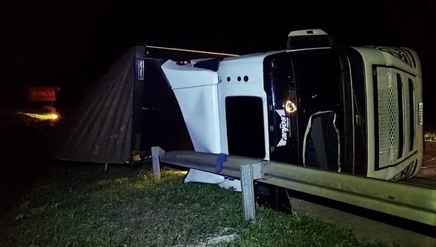 Carreta carregada com açúcar tomba na BR-163 na região de Santa Tereza do Oeste