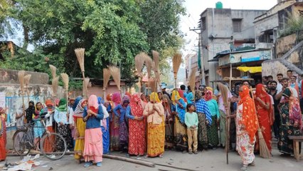 सफाई कर्मचारियों को करीब चार माह वेतन नहीं मिला