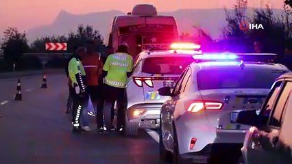 Denilzi\'de kamyon emniyet şeridinde bekleyen işçi servisine çarptı: 1 ölü