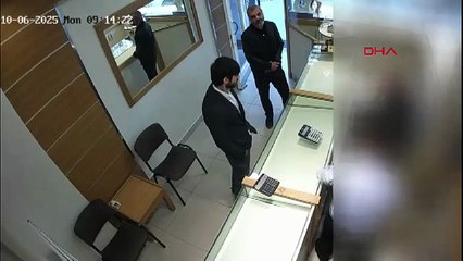İstanbul'da yabancı uyruklu kuyumcu soyguncuları ve soygun anı kamerada!