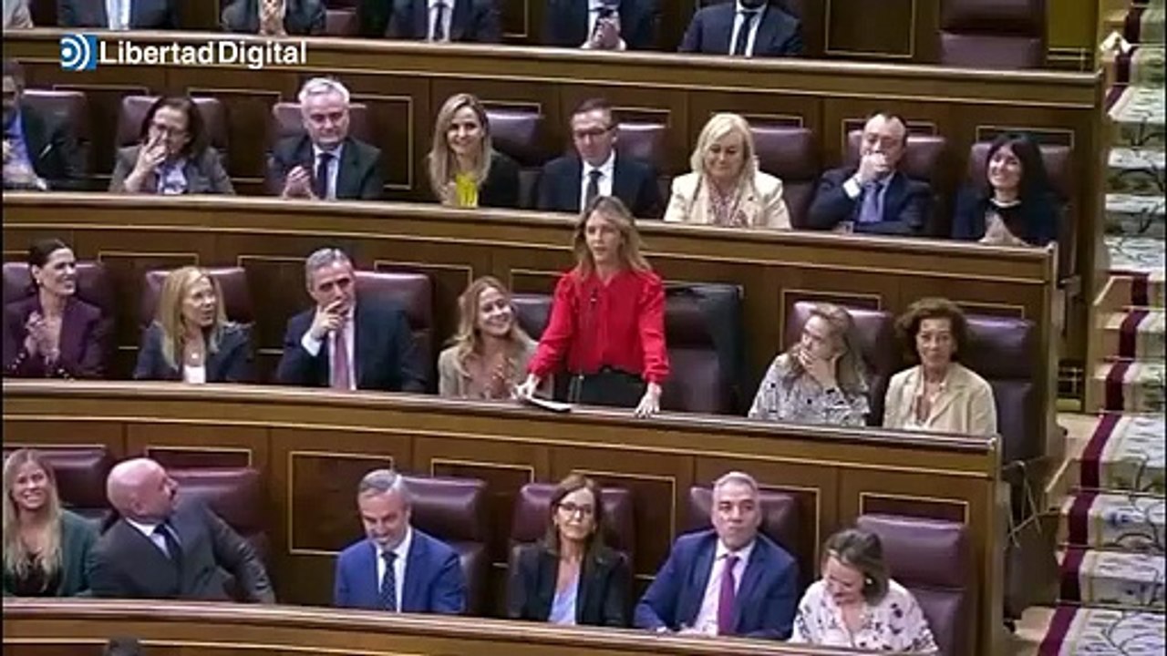 Vox evita aplaudir a Machado cuando Álvarez de Toledo pone en pie a todo el PP