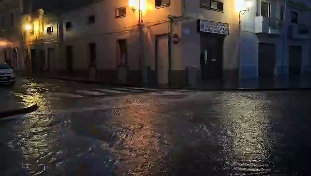 Nubifragio a Porto Torres, allagamenti nelle strade e tombini saltati