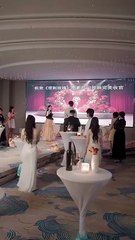 After her boyfriend passed away, she found a man who looked almost exactly like him as a stand-in to help him turn around and become a shining star. Unexpectedly, he kissed Bai Yueguang passionately in public, trampling on her dignity and making her fall