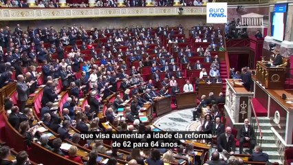 Primeiro-ministro francês propõe suspender lei sobre a idade da reforma até às eleições de 2027