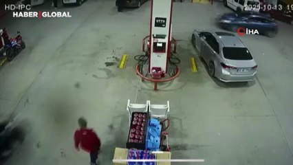 Akaryakıt istasyonundaki kaza kameralara yansıdı