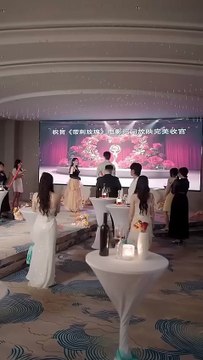 After her boyfriend passed away, she found a man who looked almost exactly like him as a stand-in to help him turn around and become a shining star. Unexpectedly, he kissed Bai Yueguang passionately in public, trampling on her dignity and making her fall