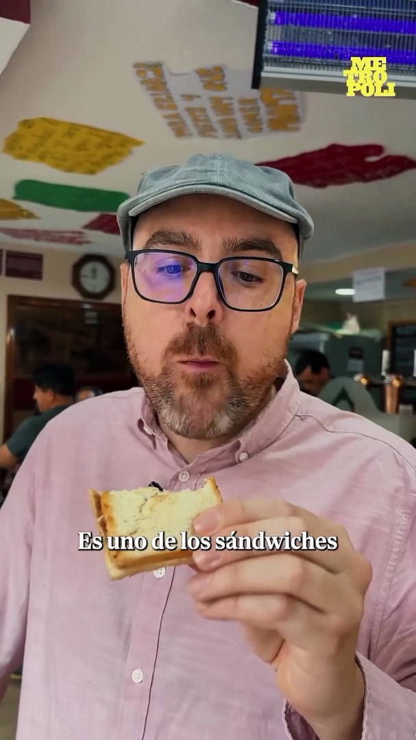 Nos acercamos hasta La Casa de los Minutejos, donde llevan d�cadas elaborando este peque�o s�ndwich de oreja a la plancha. Hasta cocineros como Dabiz Mu�oz han versionado este bocadillo que se puede tomar con una salsa brava picante.

El nombre se lo dieron los fundadores del negocio de Carabanchel, Jos� Antonio y Dori, que inventaron este s�ndwich y que sol�an decir que "una oreja son sesenta minutejos". Aquel juego de palabras bautiz� al fino bocadillo a la plancha.

Y t�, �has probado alguna vez un minutejo?