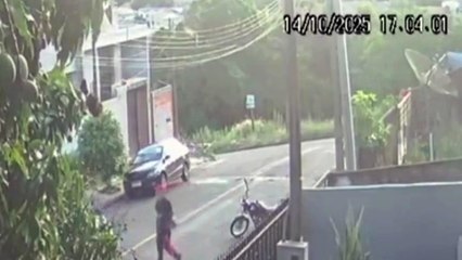 Câmera flagra dupla furtando moto à luz do dia em bairro de Apucarana