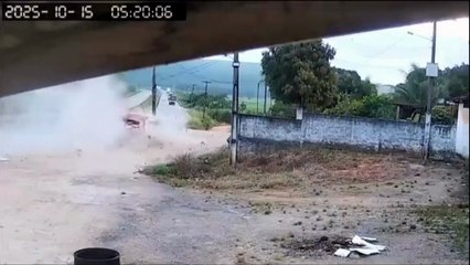 Carreta desgovernada destrói ponto de ônibus em rodovia, em Messias