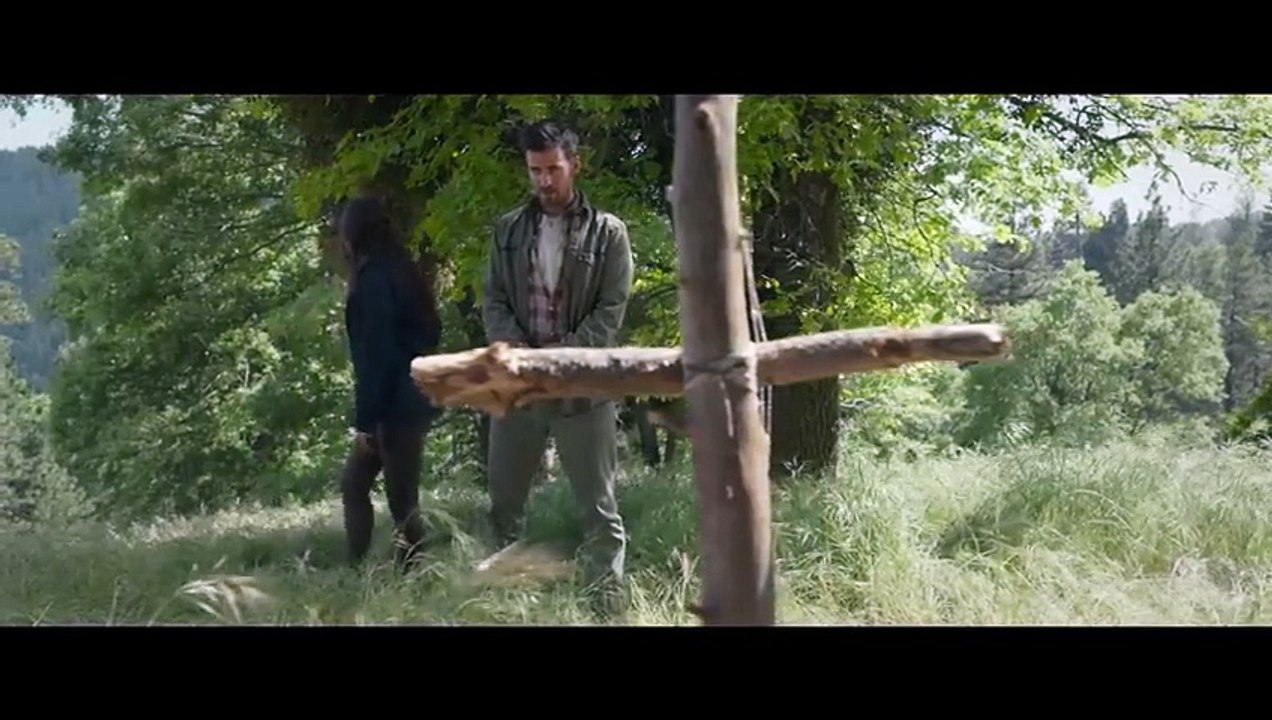 A female survivor escapes an attack in a dangerous forest🎬Full Survival Thriller Movie