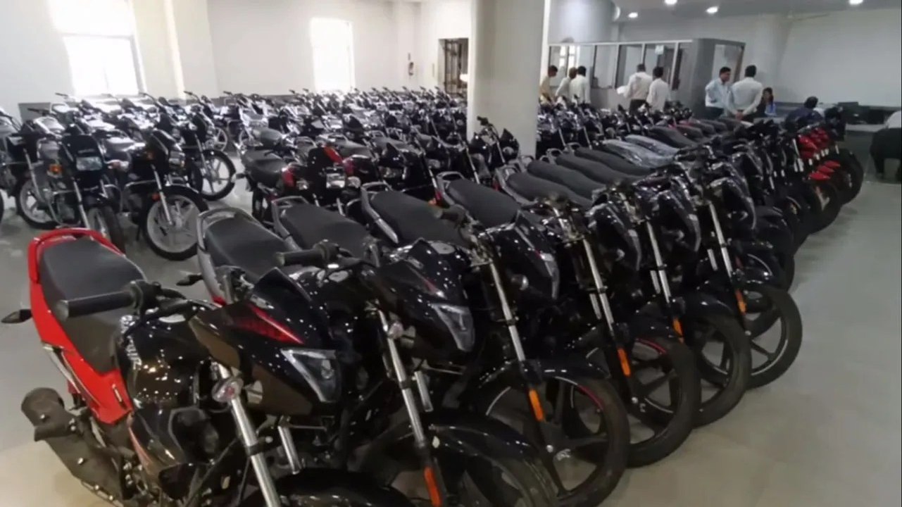 दीपावली पर बाजारों में खरीदारी की रौनक, गाड़ियों की बिक्री में भी बढ़ोतरी