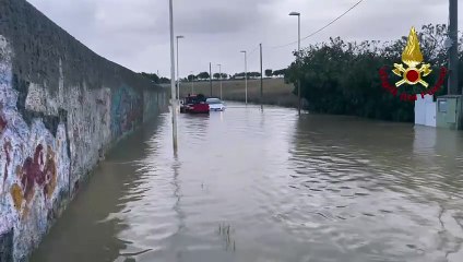 Paura a Porto Torres. Salvate madre e figlia intrappolate in auto durante l?allagamento